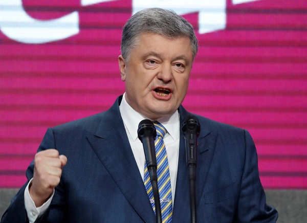 Порошенко срочно вылетает в Киев из Испании. Он остановится в Лондоне, чтобы забрать своих детей