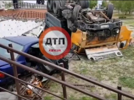 В Обухове под Киевом после ДТП перевернулся КамАЗ: видео с места смертельной аварии