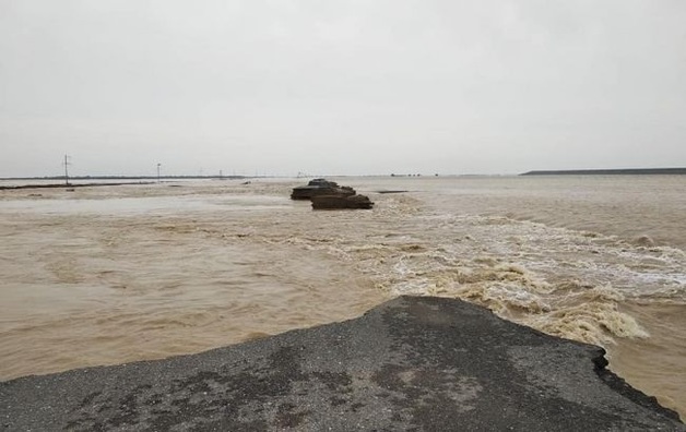 В Узбекистане поток воды прорвал дамбу: тысячи людей эвакуированы, жуткое видео