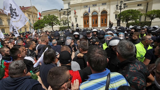 В Болгарии против продления карантина на митинги вышли сотни недовольных