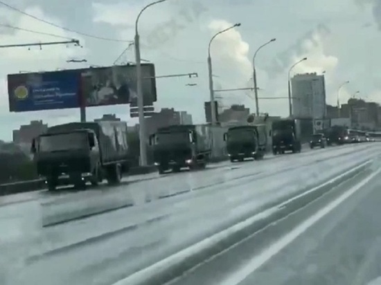 Появилось видео со спешащей в Минск огромной колонной военной техники