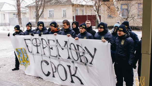 «Ефремова за решетку». Активисты передали экс-регионалу сухари и чай