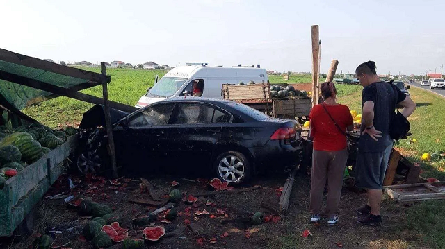 На Одесчине авто влетело в придорожную лавку с арбузами, есть пострадавший