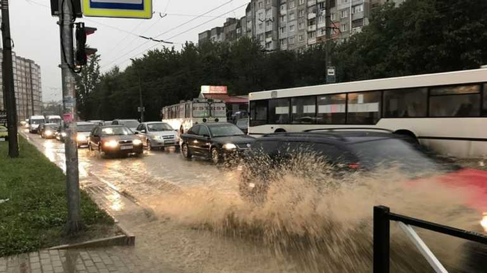 Хмельницкий накрыл сильный ливень: пешеходы брели по воде