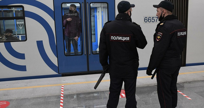 В московском метро полицейские требуют от пассажиров показать переписки в мессенджерах — «ОВД-Инфо»