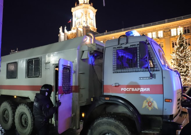 В Нижнем Тагиле мужчине сломали шею при задержании: он умер в автозаке, несмотря на просьбы о помощи