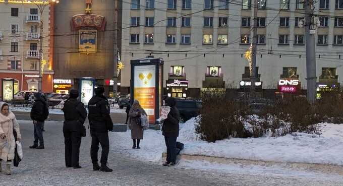 Активистку в Мурманске, вышедшую на пикет в день смерти Навального, удерживают в полиции третий день