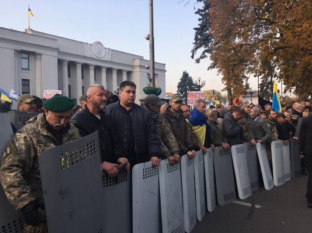 Луценко о Майдане: введем военное положение, пускай пока гавкают