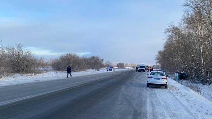 Автобус перевернулся под Новосибирском, пострадали трое человек