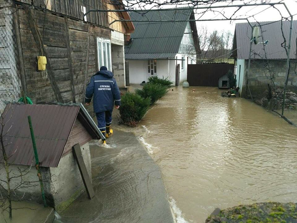 Затоплены дома, перекрыты трассы: Закарпатье накрыл мощный паводок