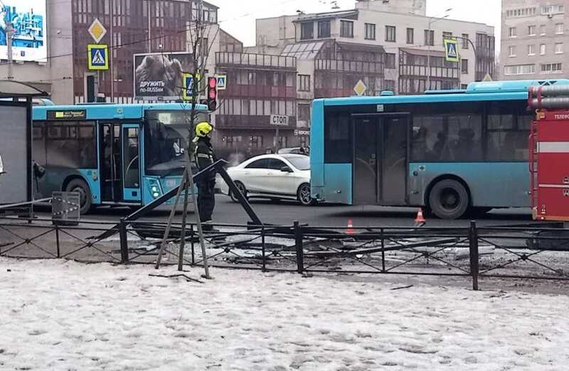 Водитель автобуса, попавший в аварию в Петербурге, утверждает, что ему стало плохо за рулем