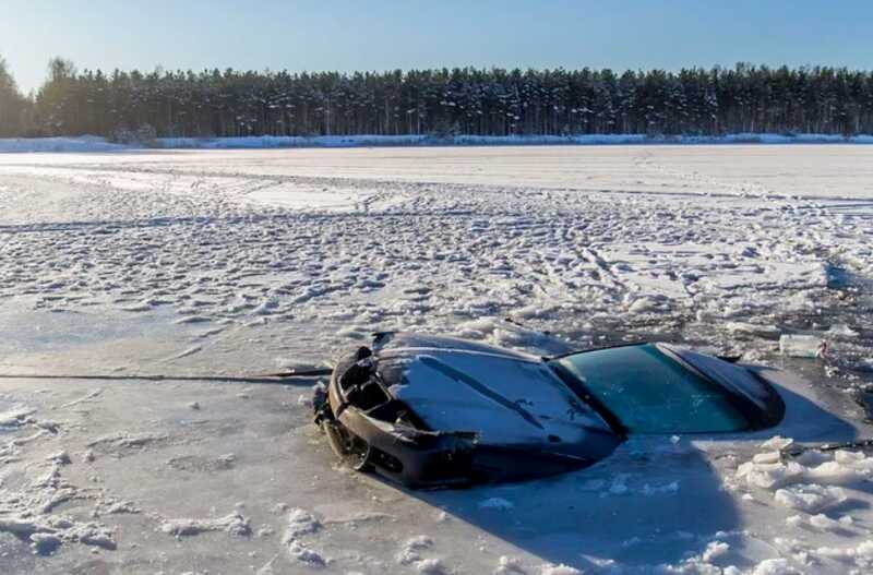 Два автомобиля провалились под лёд на Обском водохранилище в Новосибирске