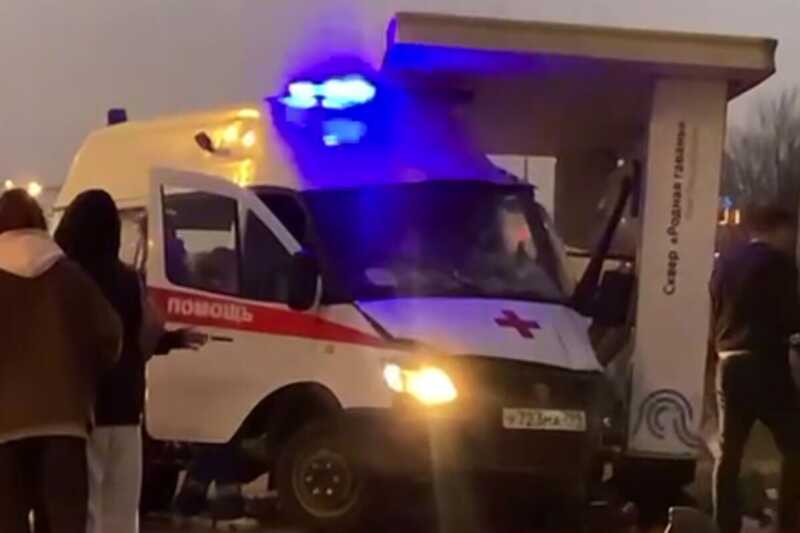 В Москве машина скорой помощи столкнулась с остановкой, на которой находились люди
