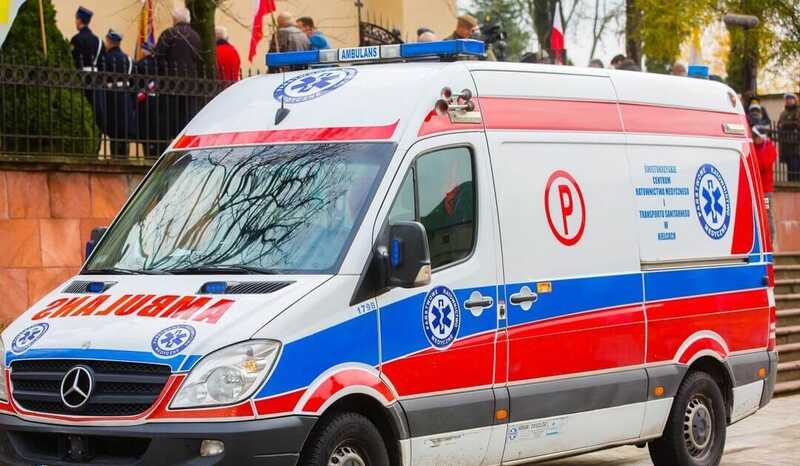 Пьяные полицейские врезались в забор жилого дома под Варшавой