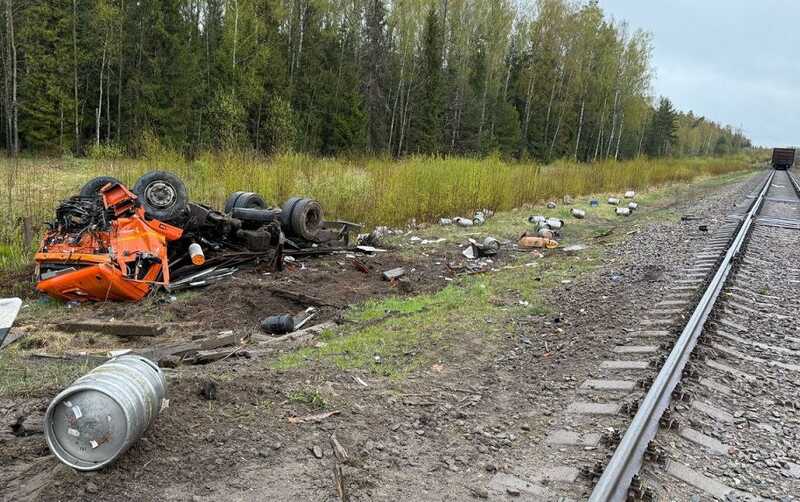 КАМАЗ, груженный пивом, угодил под поезд в Ивановской области