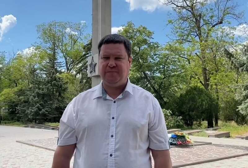 В Херсонской области заменили руководителя из-за «недостойного поведения» на мемориале