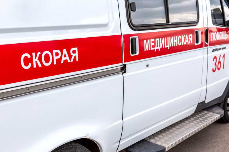 В Санкт-Петербурге неизвестные сбросили комод с балкона, и он попал в ребенка