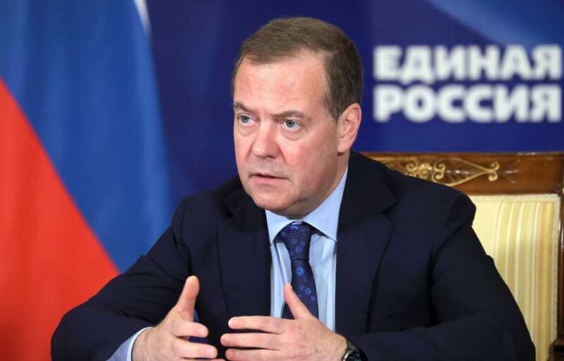 Дмитрий Медведев пообещал ответить на атаки Украины по аэродромам