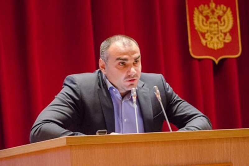Бывшему заместителю председателя Законодательного собрания запретили выходить из квартиры после нападения на мать и ребёнка