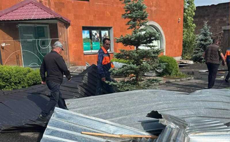 Вихрь в Армении стал причиной травмирования четырёх человек