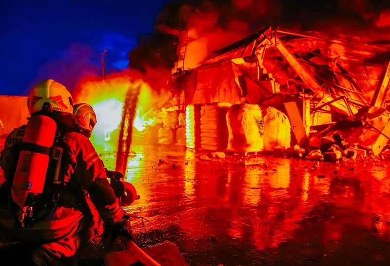 В польском городе произошел пожар в помещении, где размещаются производства и склады: спасательные службы просят граждан не покидать свои жилища