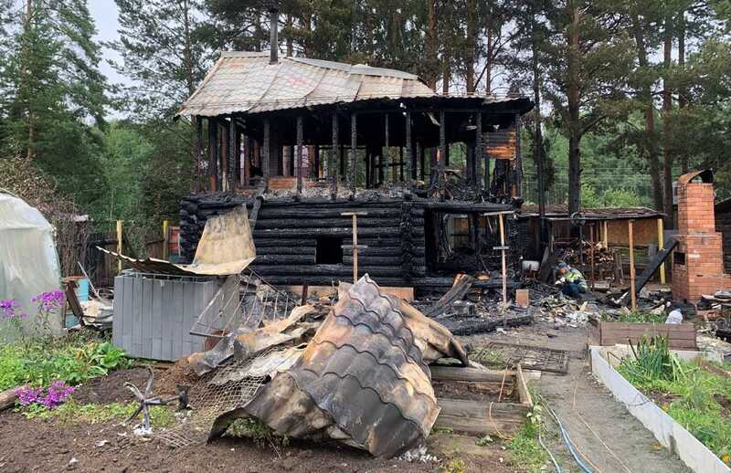 В Екатеринбурге во время пожара в дачном доме погибли трое детей