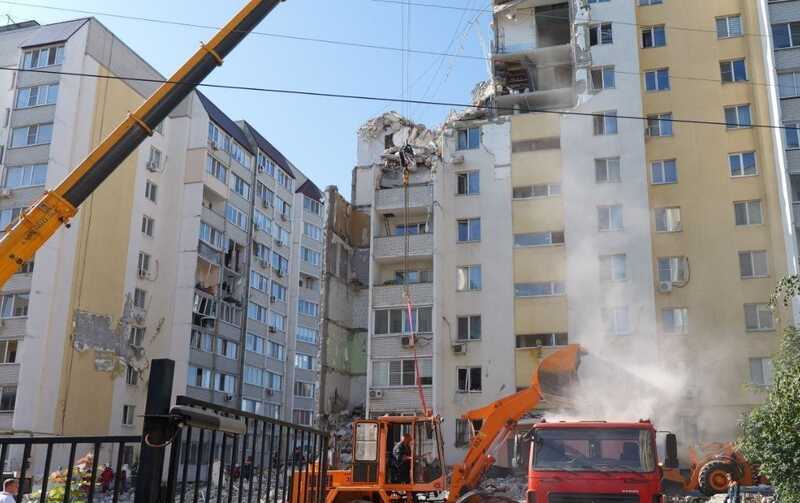 В Саратове спасатели разыскивают 10 человек, исчезнувших после обрушения здания