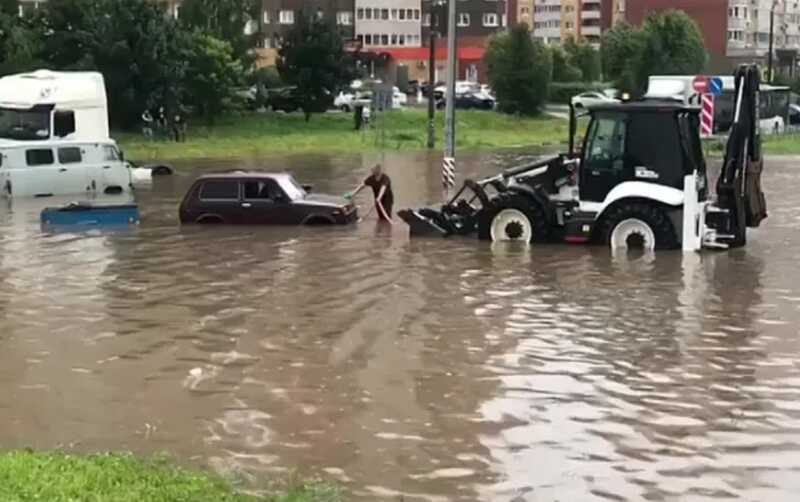 В Калужской области тропический ливень подтопил город: дороги скрылись под водой