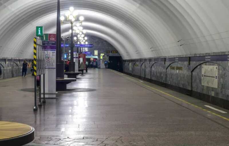 Петербуржцам отказали в проходе в метро из-за разряженной электроники