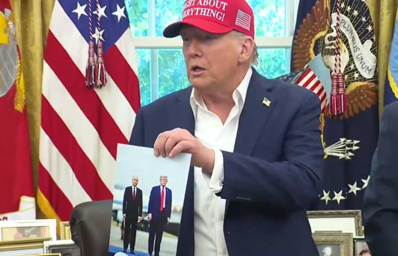В Белом доме Трамп продемонстрировал фотографию с Путиным