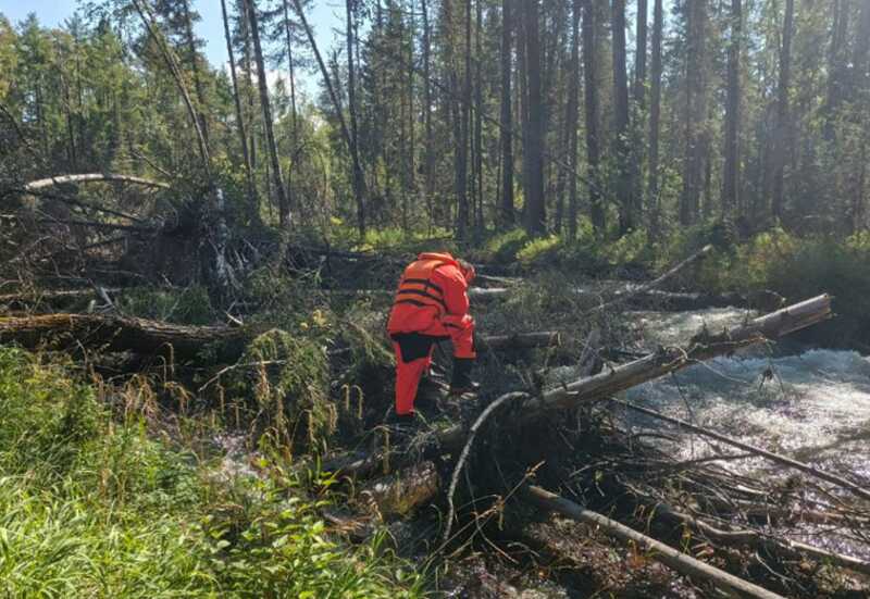 В Иркутской области пенсионера унесло потоком воды, когда он переходил реку вброд