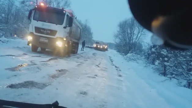 На Львовщине асфальт укладывают поверх занесенной снегом трассы