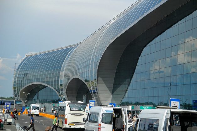 В аэропортах Москвы запретили ставить сумки на сиденья, лежать на них и сидеть на полу