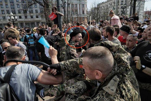 В соцсетях началась кампания против авторов телеграм-канала, вычислявшего «казаков», избивавших людей на митинге