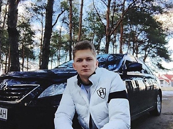 Сын “бедного” нардепа Хланя показал в соцсетях люксовые авто и элитный особняк