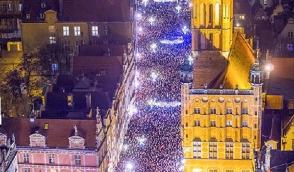 Польша поднялась на массовые митинги из-за гибели мэра Гданьска: поразительные фото и видео