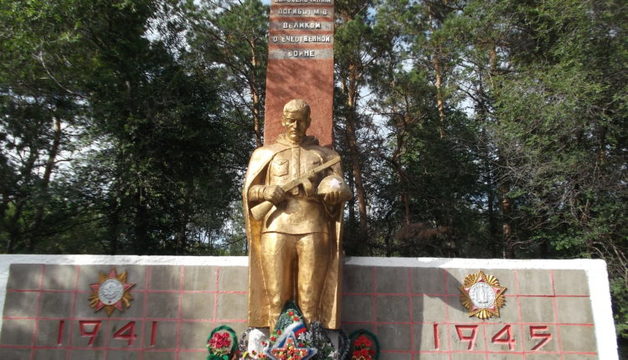 В Нижегородской области чиновники покрасили в ярко-розовый цвет мемориал погибшим в Великую Отечественную войну