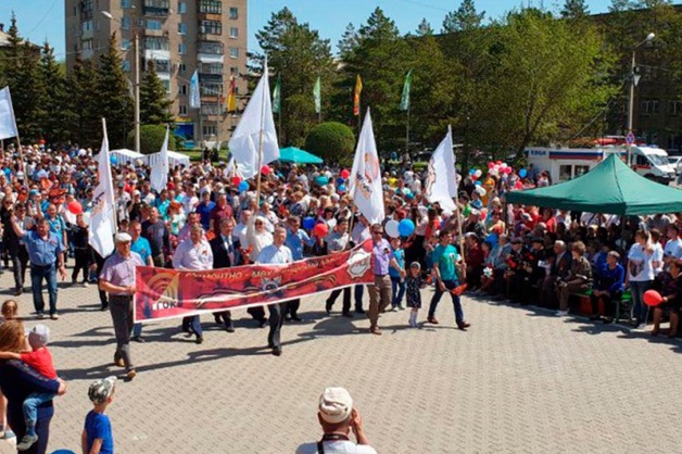 В Оренбуржье ветеранов на параде усадили на скамейки с непросохшей краской