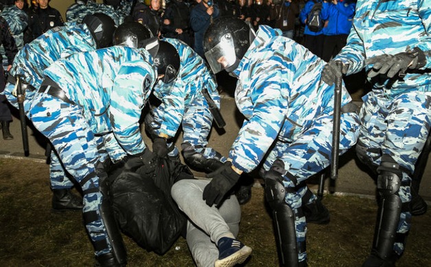 «Таких, как ты, надо убивать». Участник протестов в Екатеринбурге рассказал о своем задержании ОМОНом