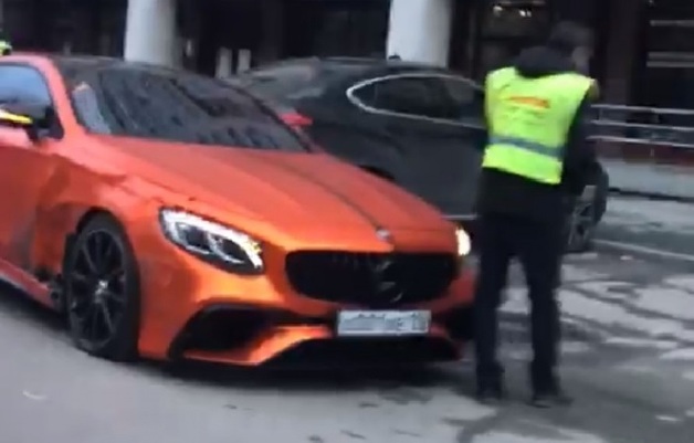 Сын Игоря Алтушкина в центре Екатеринбурга разбил Mercedes за несколько миллионов рублей