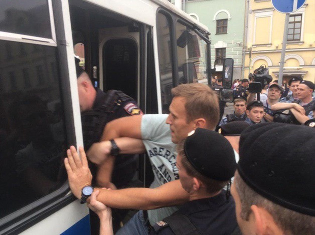 В Москве на акции протеста задержали десятки человек, в том числе журналистов и Навального