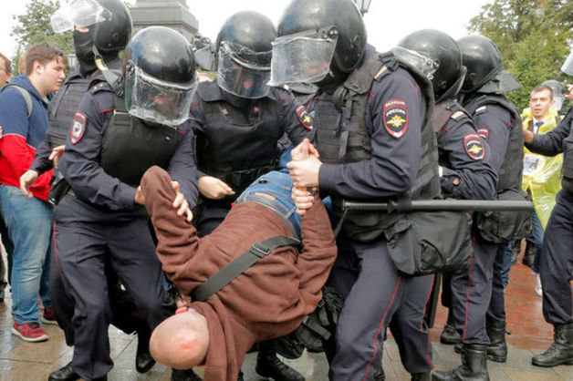 СМИ подсчитали оплату смен полицейских при разгоне митингов в Москве