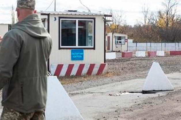 Националисты прорвались через КПП полиции в районе развода сил в Донбассе