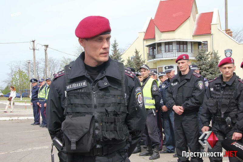 Дмитрий Анцупов во время учений на блокпосту, апрель 2014 года, Николаев.  Автор фото news.pn