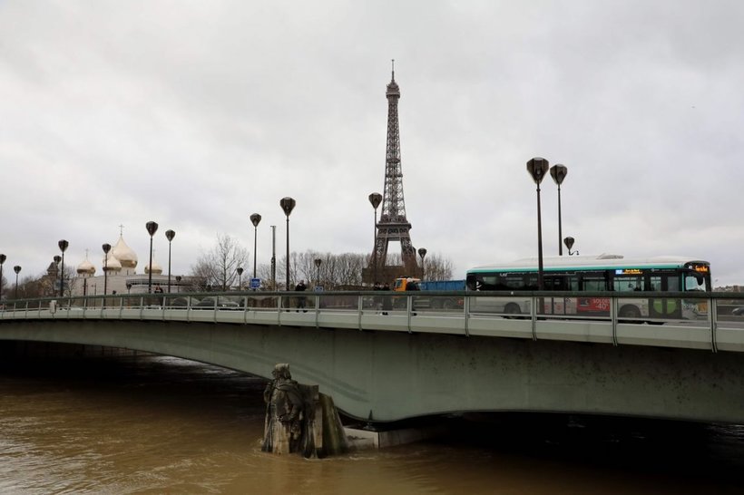 Как затопило Париж: люди передвигаются по городу на лодках