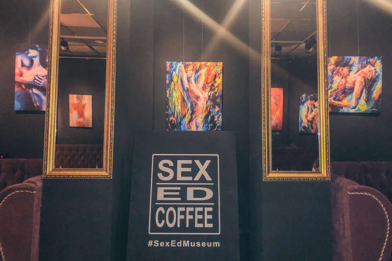 Интимная обстановка в Sex.Ed.Coffee 