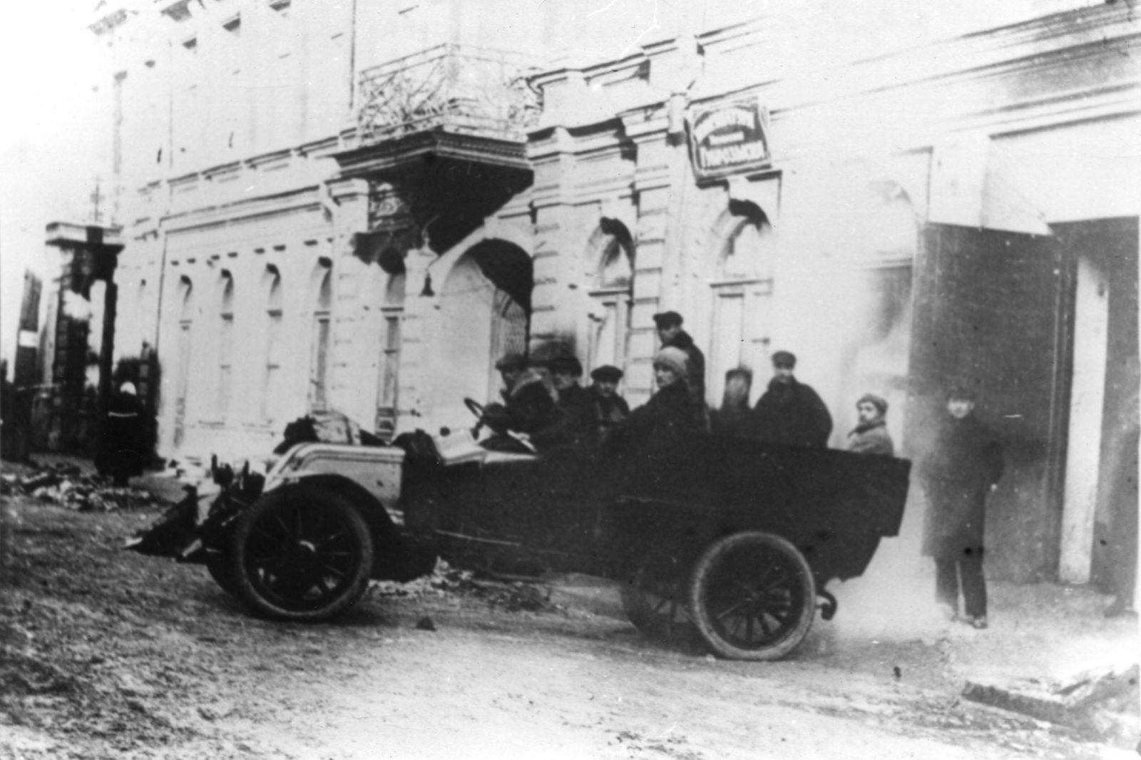 Виїзд співробітників розшуку на операцію, 1920 рік. Цього будинку у провулку Короленка (тоді — Петровському) вже немає. Фото з музею міліції