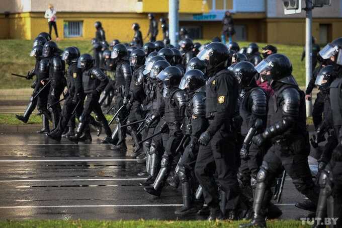 В Минске прошел новый марш. Протестующие пришли под СИЗО требовать освобождения политзаключенных