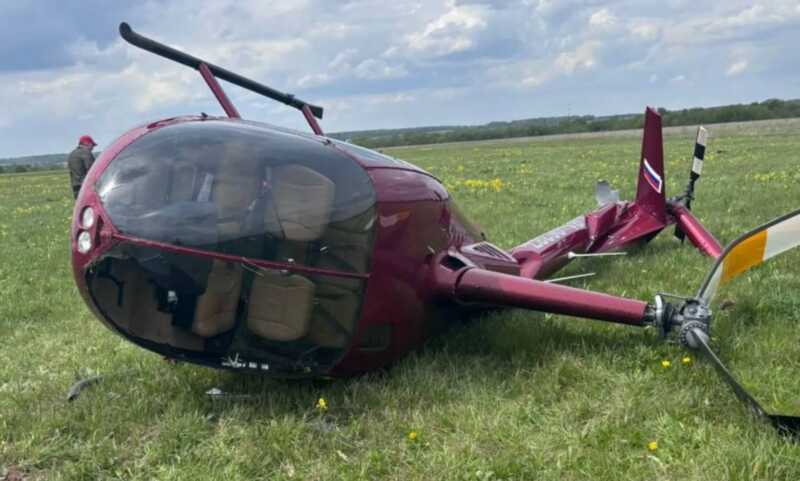 Вертолет Robinson 66 совершил вынужденную посадку в Подмосковье